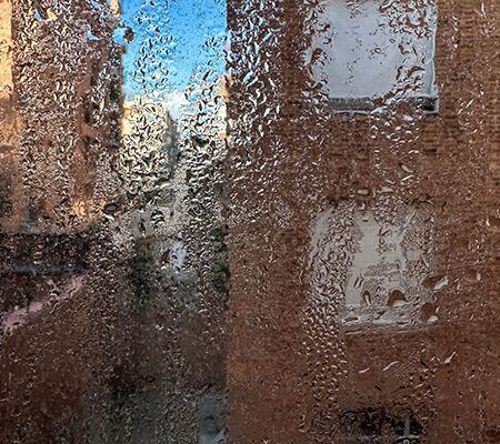 Vaho y humedad en una ventana de tejado en Madrid