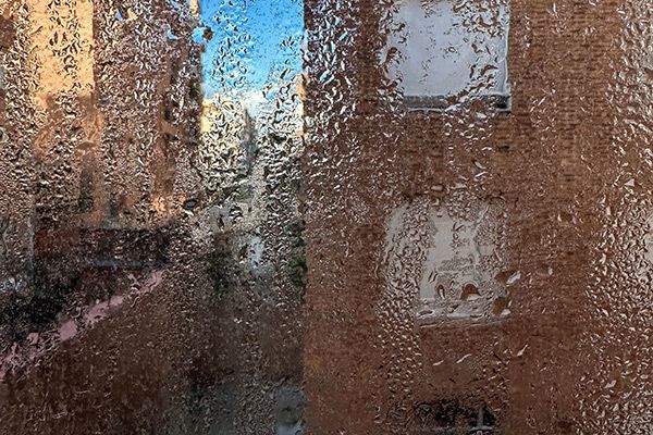 Vaho y humedad en una ventana de tejado en Madrid