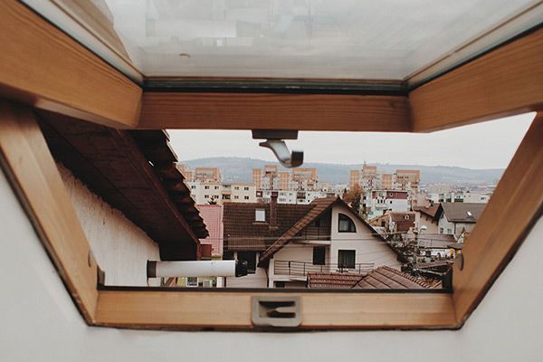 Filtraciones en ventanas de tejado: causas más habituales y cómo solucionarlas